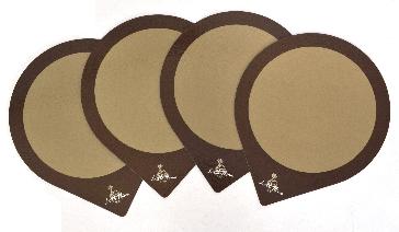 แผ่นรองเค้ก ขนาด 3 ปอนด์  โดย ลิตเติ้ลโฮมเบเกอรี่ (1966)  
ขนาดสำเร็จ 30.2768 x 30.2768 ซม.
ด้านหน้าใช้กระดาษอาร์ตการ์ด 120 แกรม เคลือบฟู้ดเกรดสำหรับบรรจุอหาร
ปะประกบ กระดาษจั่วปัง หนา 2 มม.
ไดคัทตามแบบ