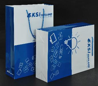 ถุงกระดาษ KSI Thailand โดย  เคเอสไอ (ไทยแลนด์)
ขนาดถุงสำเร็จ 30 x 43 x 10 ซม.
กระดาษอาร์ตการ์ด เคลือบเงา
