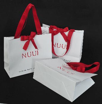 ถุงกระดาษ Nuui World โดย Nuui World Co.,Ltd.
ขนาดถุงสำเร็จ 24.7 x 19.8 x 9.9 ชม.
กระดาษอาร์ตการ์ด 210 แกรม
พิมพ์ออฟเซ็ท 2 สี 1 หน้า เคลือบด้าน